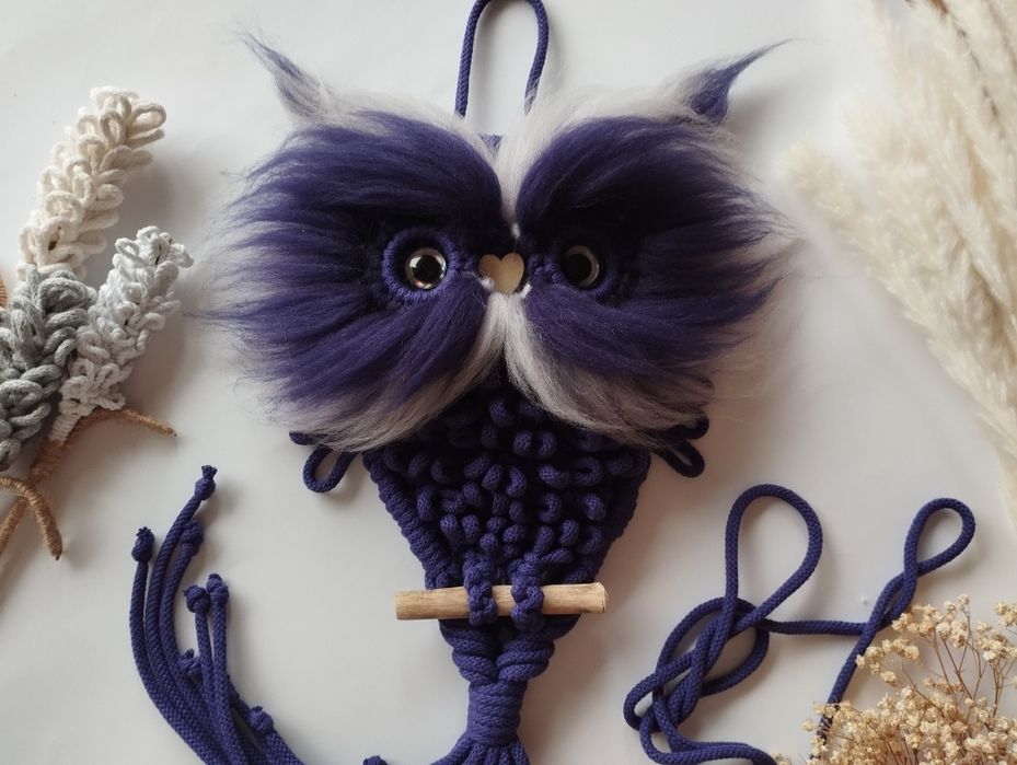 Sowa z wełną czesankowa wykonana metodą makramy