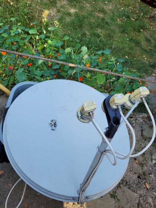 Супутникова тарілка,Спутниковая тарелка.