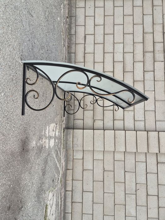 Козирьок, навіс, в наявності