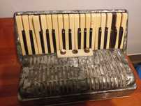 Akordeon Muza 80bas korpus strona melodyczna