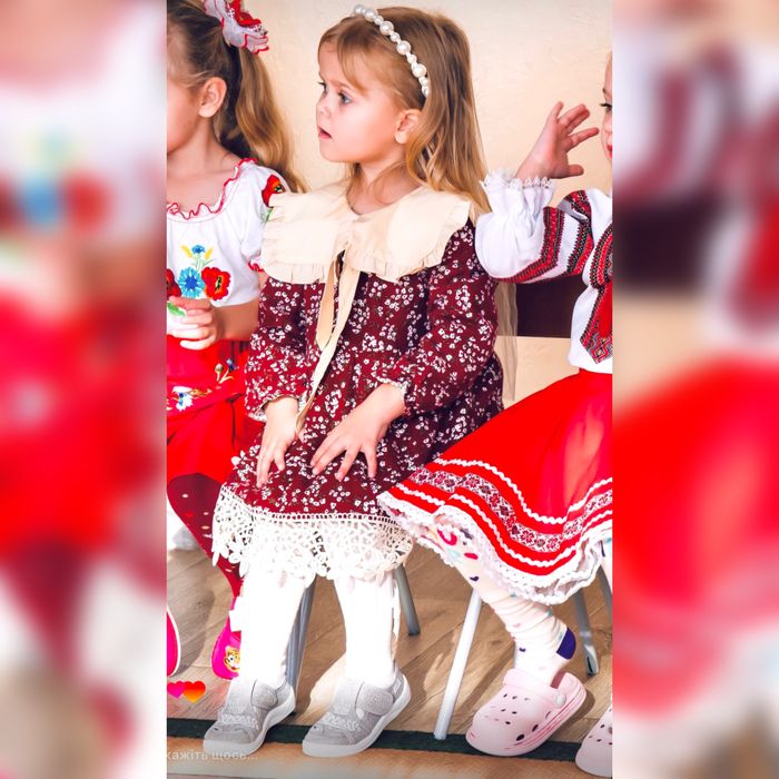 Святкова сукня з комірцем