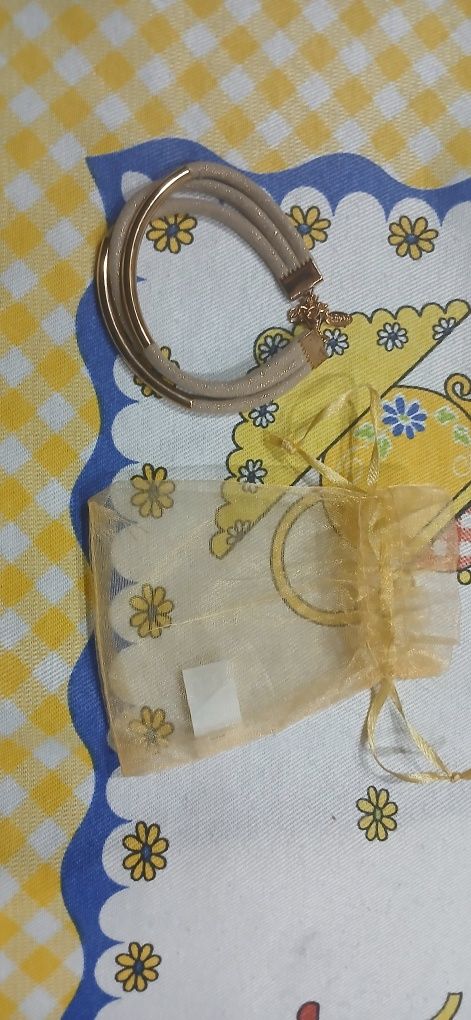Pulseira de mulher com saquinho de enfeite.