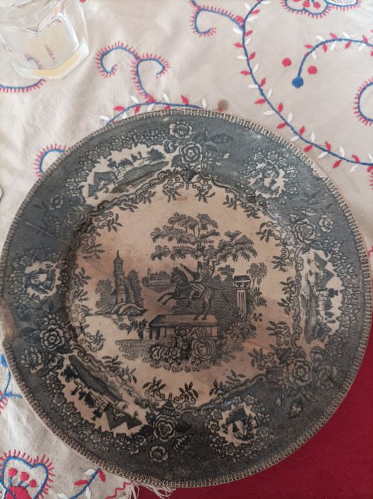 Prato muito antigo com restauro ano 1887