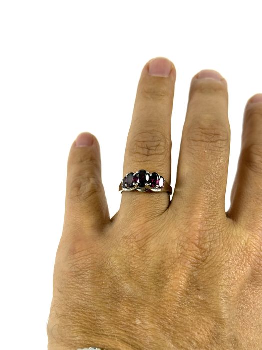 Złoty pierścionek z granatami