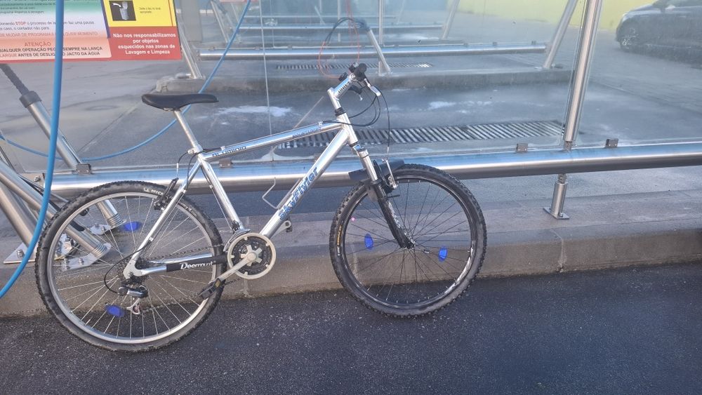 Vendo bicicleta aro 26 preço negociável.