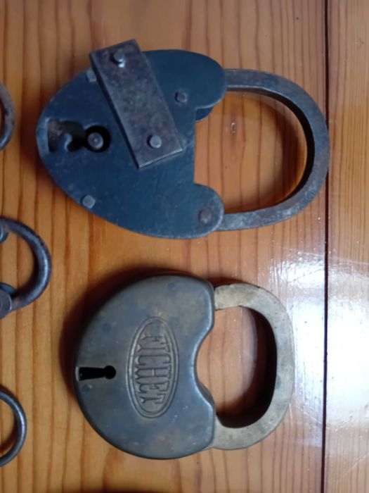 Lote de 9 cadeados antigos