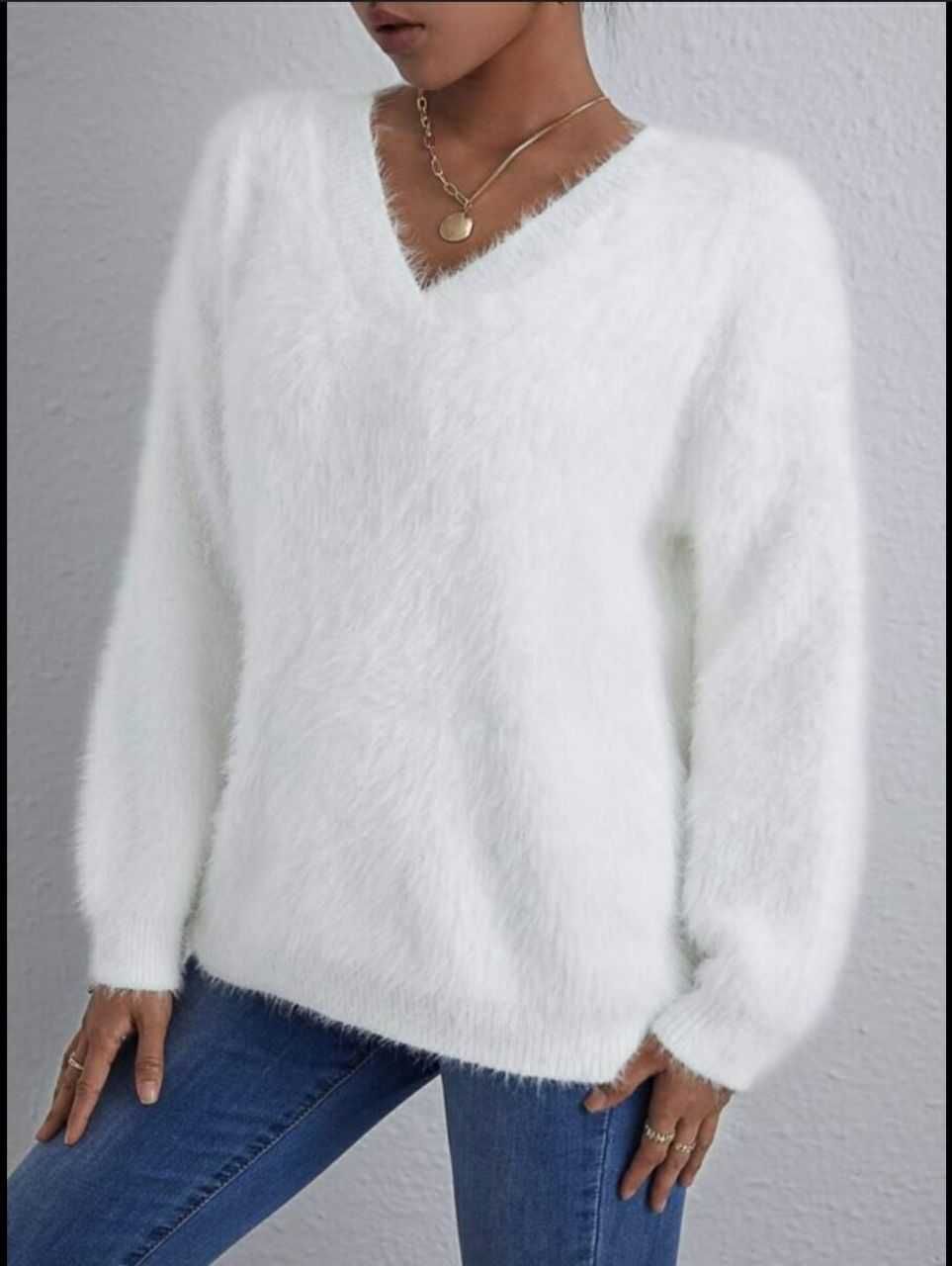 Новорічний білий пухнастий светр з ангори з Vобразним декольте 50-52 р