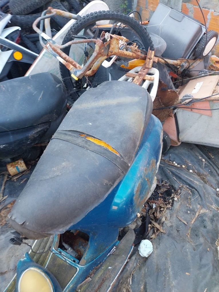Vespa ET4 125 scooter velha