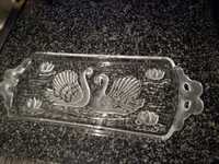 Magnífica Torteira em vidro decorada com cisnes