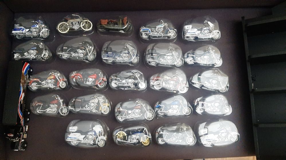 Coleção de 24 miniaturas motos Harley Davidson + Movel - Ediclube