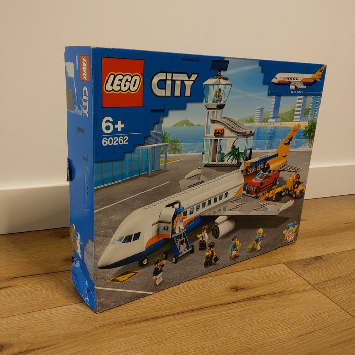 LEGO 60262 City - Samolot pasażerski NOWY (USZKODZONE OPAKOWANIE)