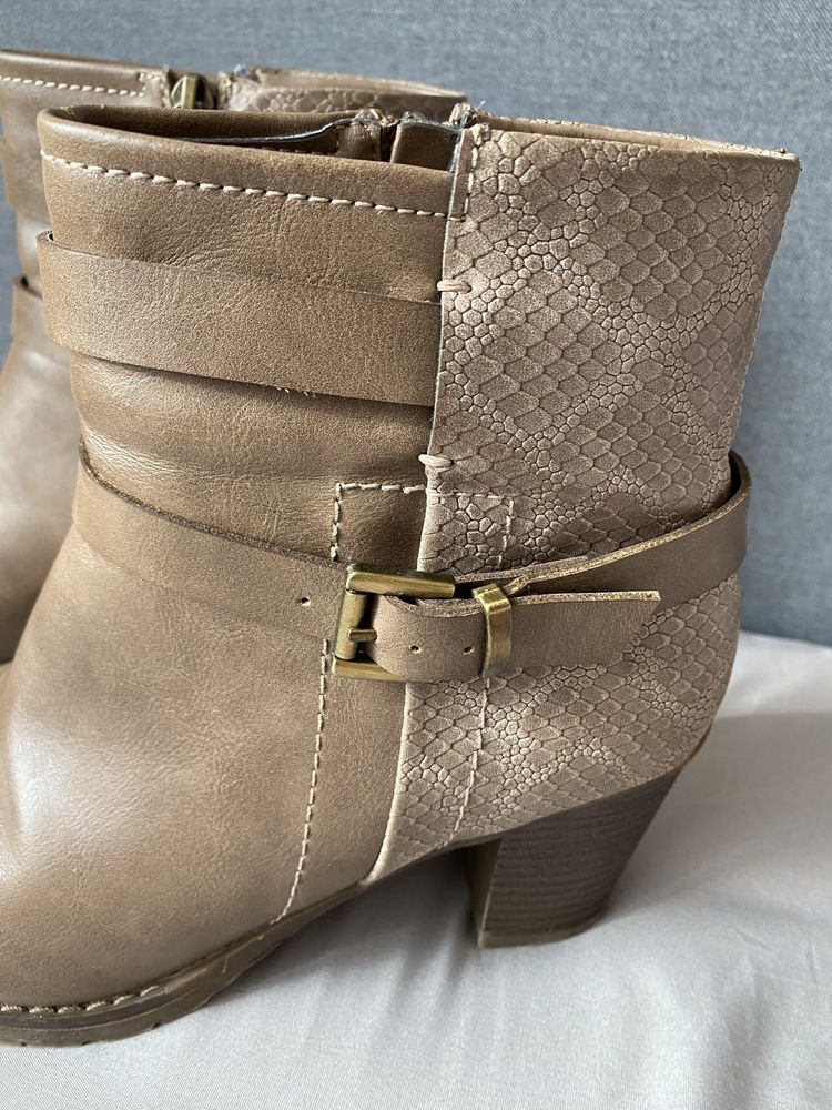Buty sztyblety jesień zimę kozaki botki CCC 39 ocieplane obcas futerko