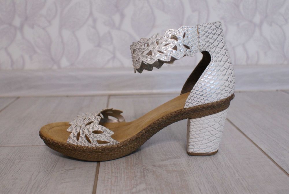 Стильні жіночі босоніжки зі стразами Rieker,37 розмір (ціна договірна)