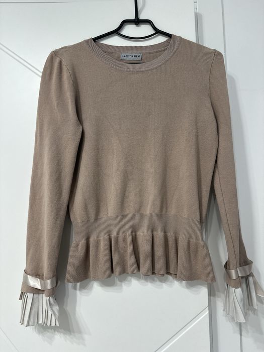 Бедевиц саетр з рюшами та стрічками на манжетах