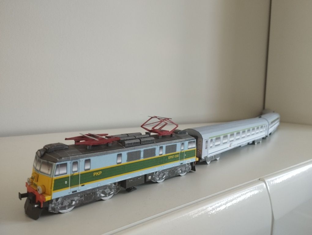 Model kartonowy  pociąg lokomotywa  expresowy zabawka  EU07  IC PKP In