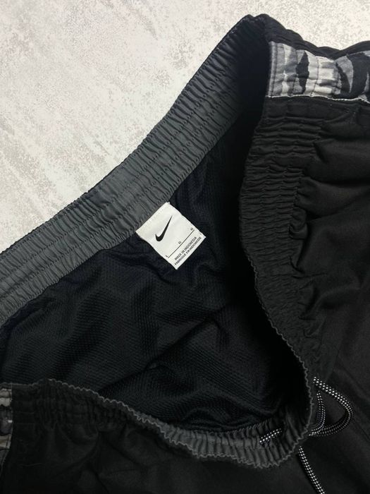 Чорні шорти Nike, бічні лампаси з логотипами, легка тканина