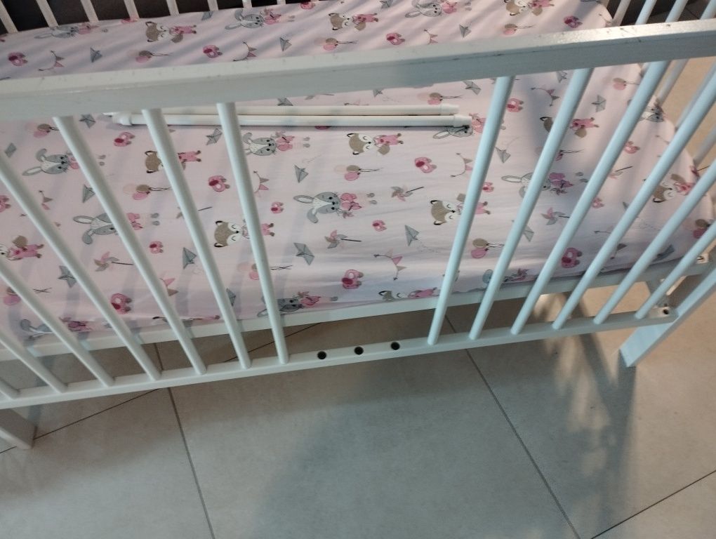 Łóżeczko dla dziecka z materacem 120 cm na 60 cm.