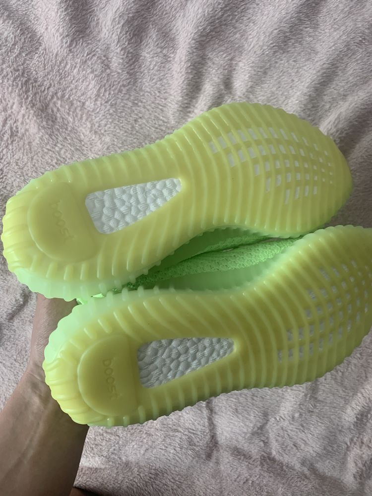 Yeezy glow 40 2/3