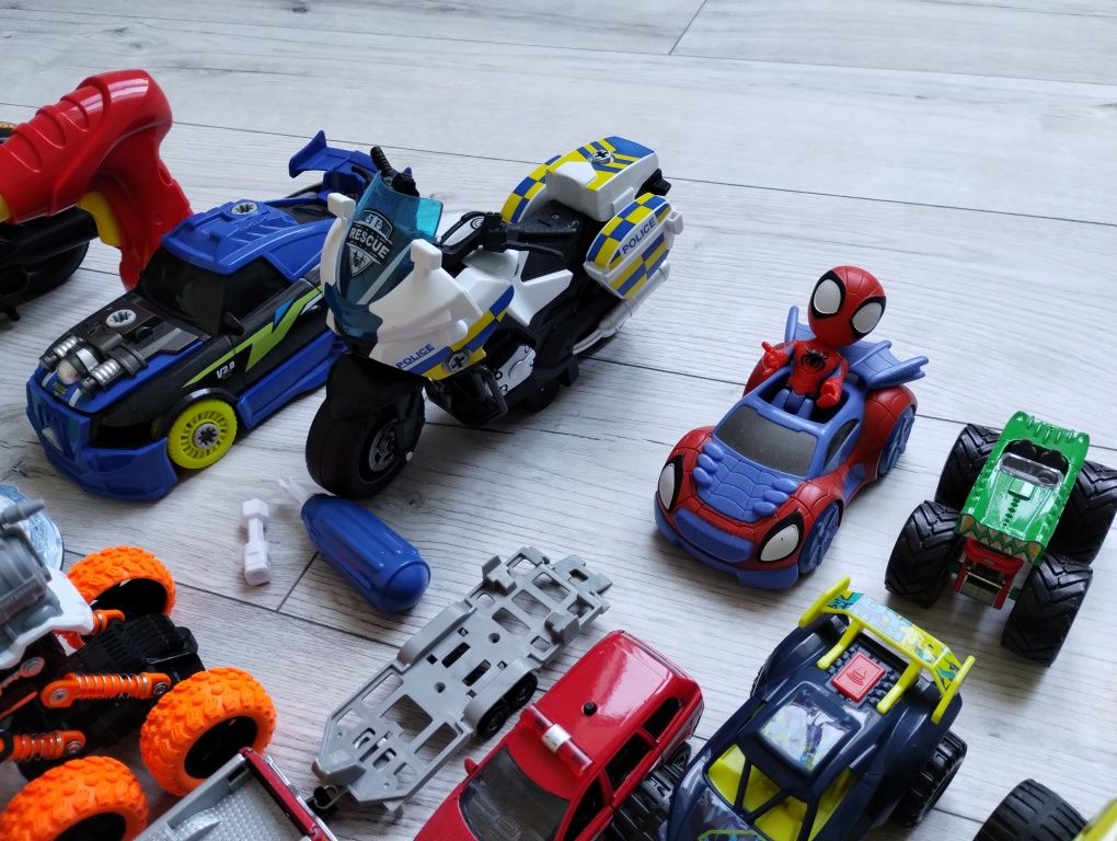 Zestaw 15 sztuk samochodów, motorów i innych pojazdów