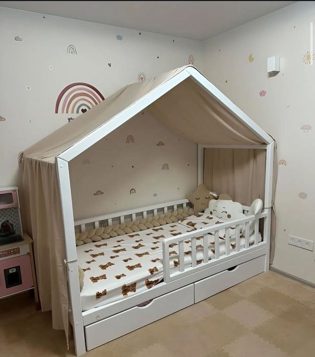 Ліжко дитяче з дерева будиночок