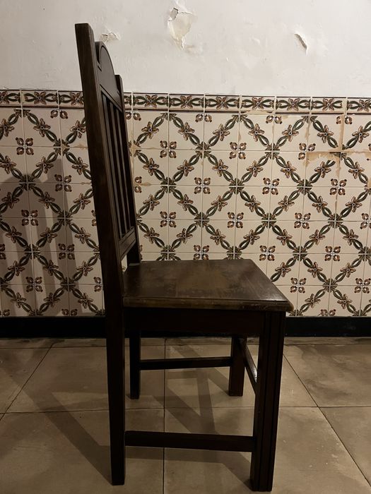 Quatro cadeiras de jantar antigas