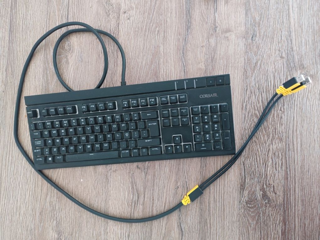Teclado Mecânico Corsair Strafe RGB – Red Switches PT Layout