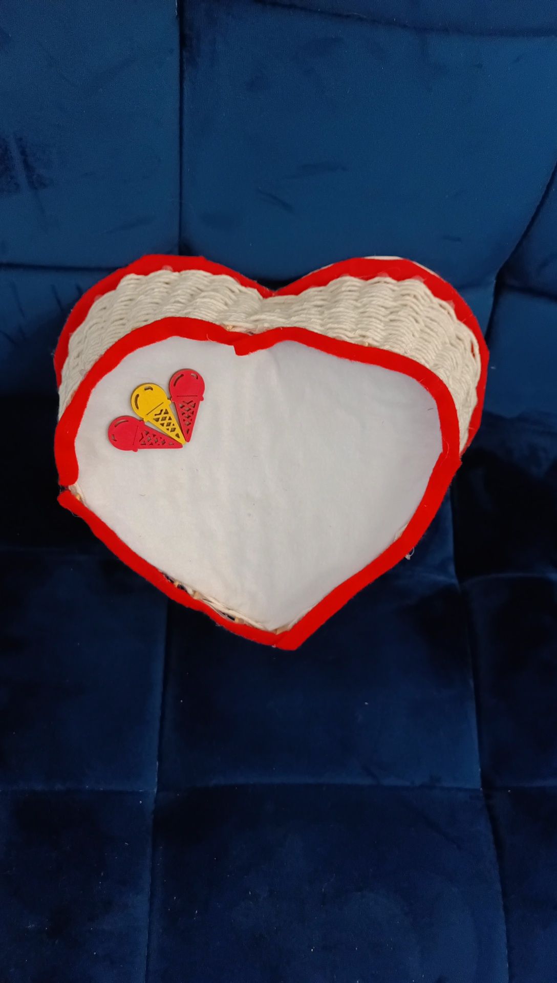 Ręcznie robione pudełko w kształcie serca z płatkami róż na Walentynki