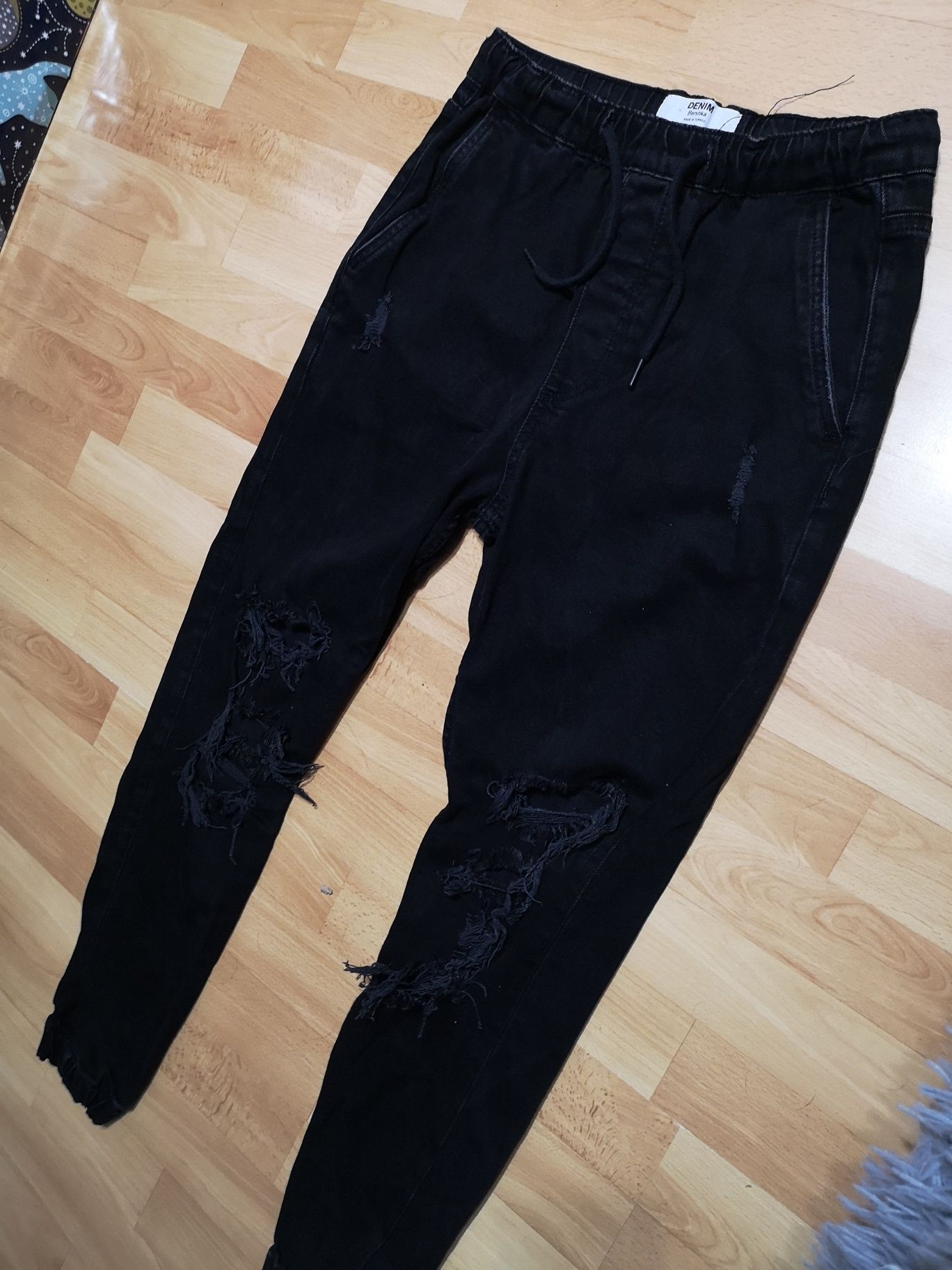 Czarne jogery damskie s/m bershka