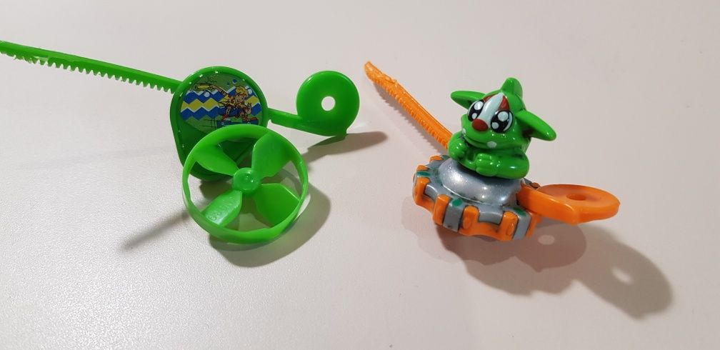 Маленькие игрушки- прилипалки стикезы и другие