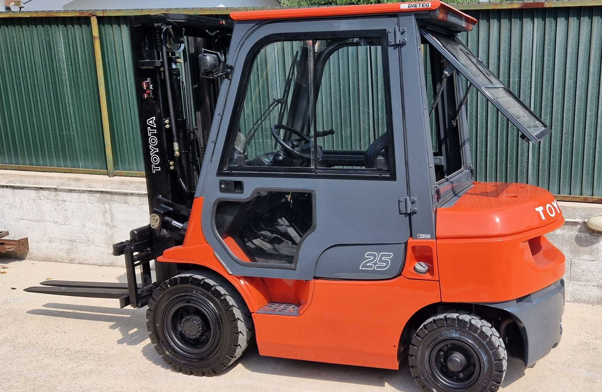 Empilhador Toyota 62-7FDF25 | Diesel | Triplex 4.7m | Cabine Fechada