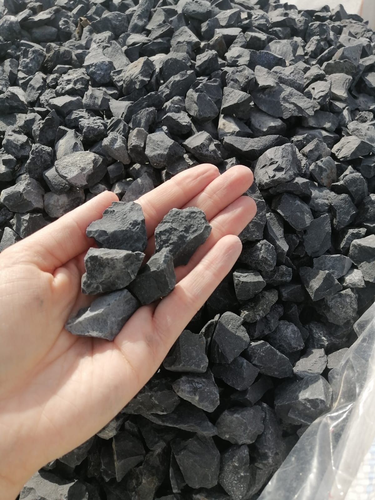 Grysy ozdobne z dostawą kamień naturalny biały, czarny, dalmatyńczyk