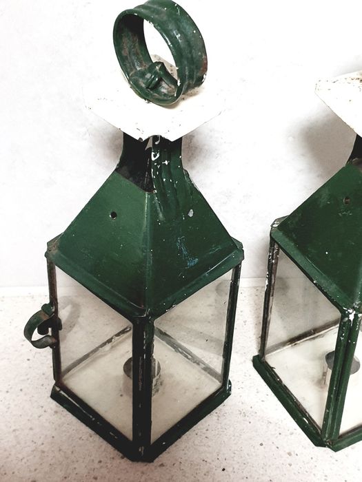 Par de antigas lanternas artesanais em chapa