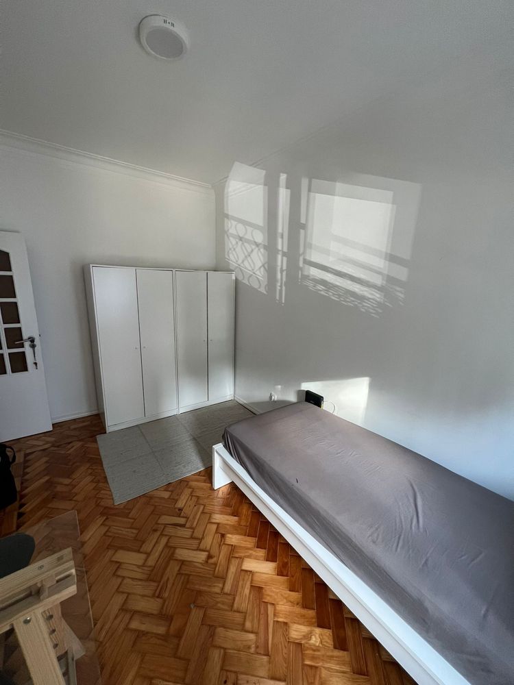 Quarto com Varanda para Arrendar