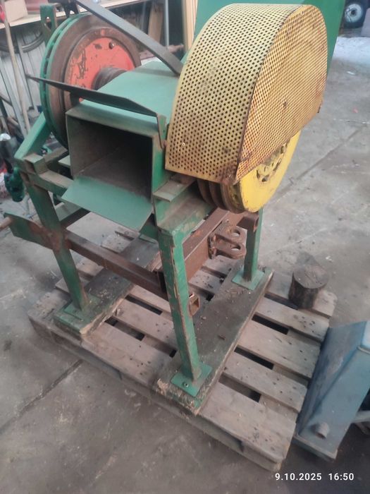 Rębak rozdrabniacz do gałęzi na wałek wom