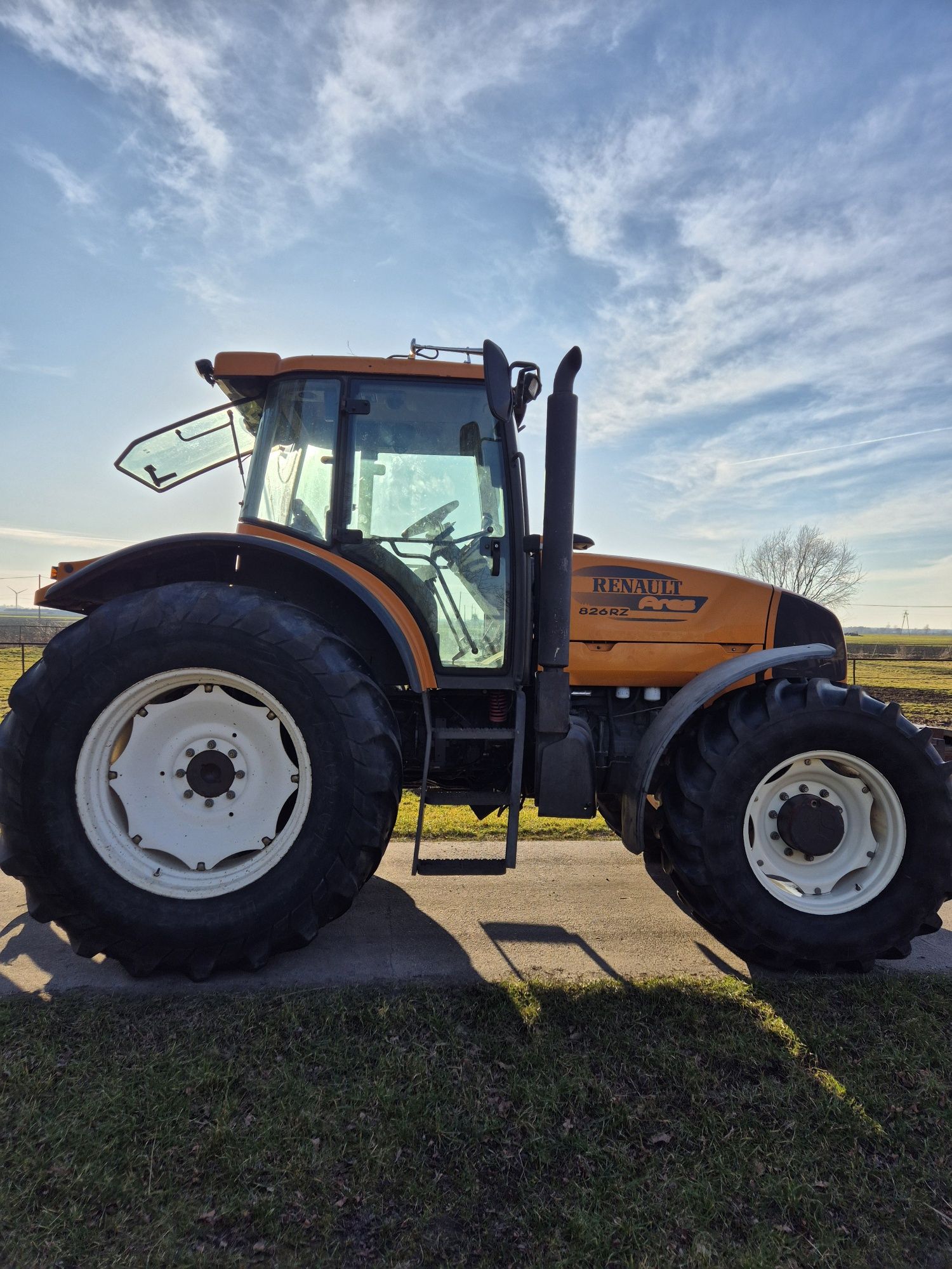 Renault Ares 826