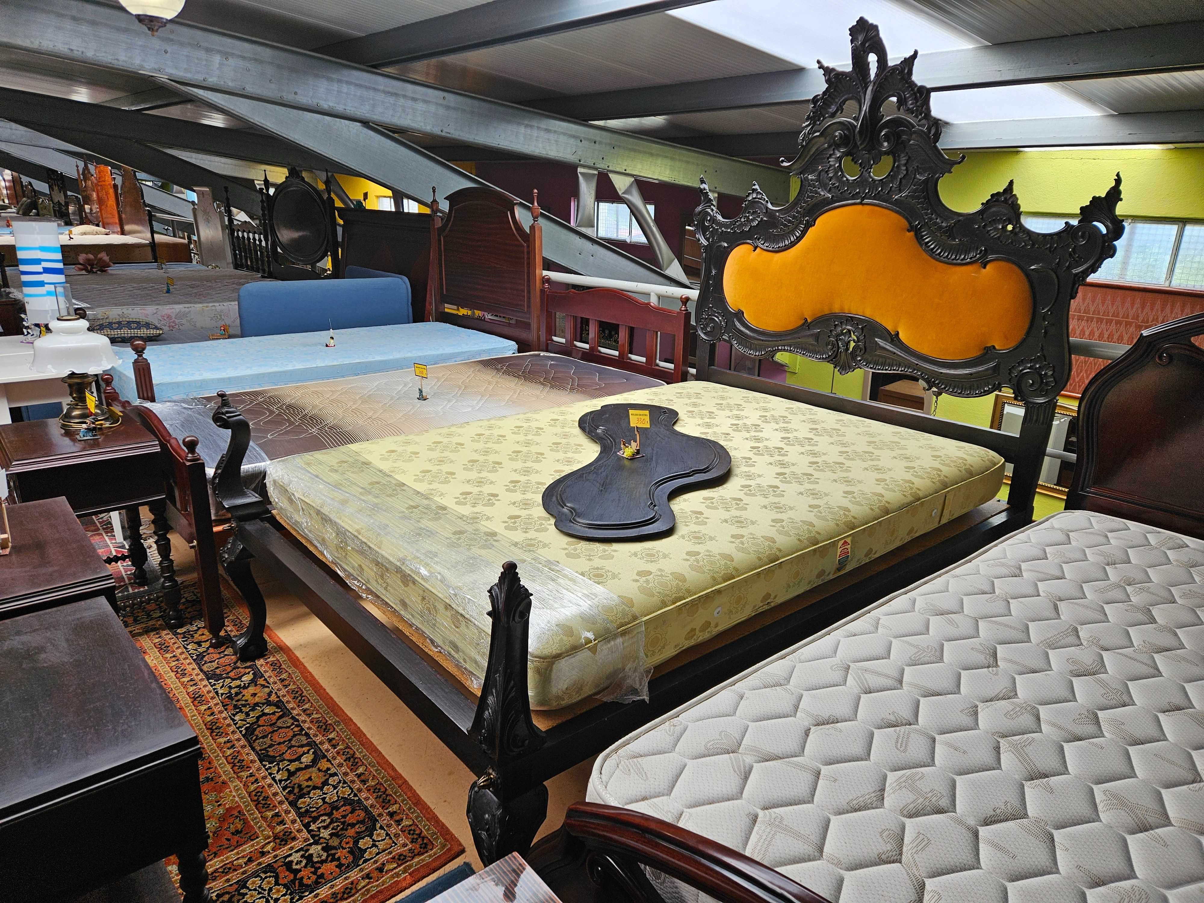 Cama antiga em madeira maciça com estrado e colchão - Muito bo