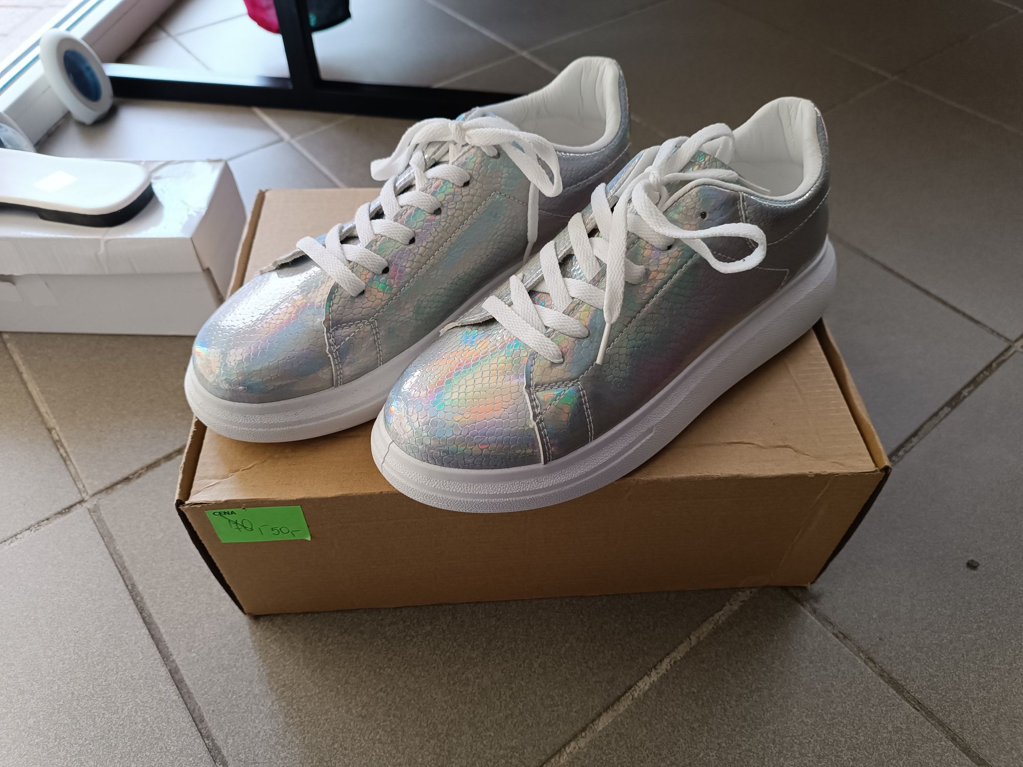 Adidasy holograficzne