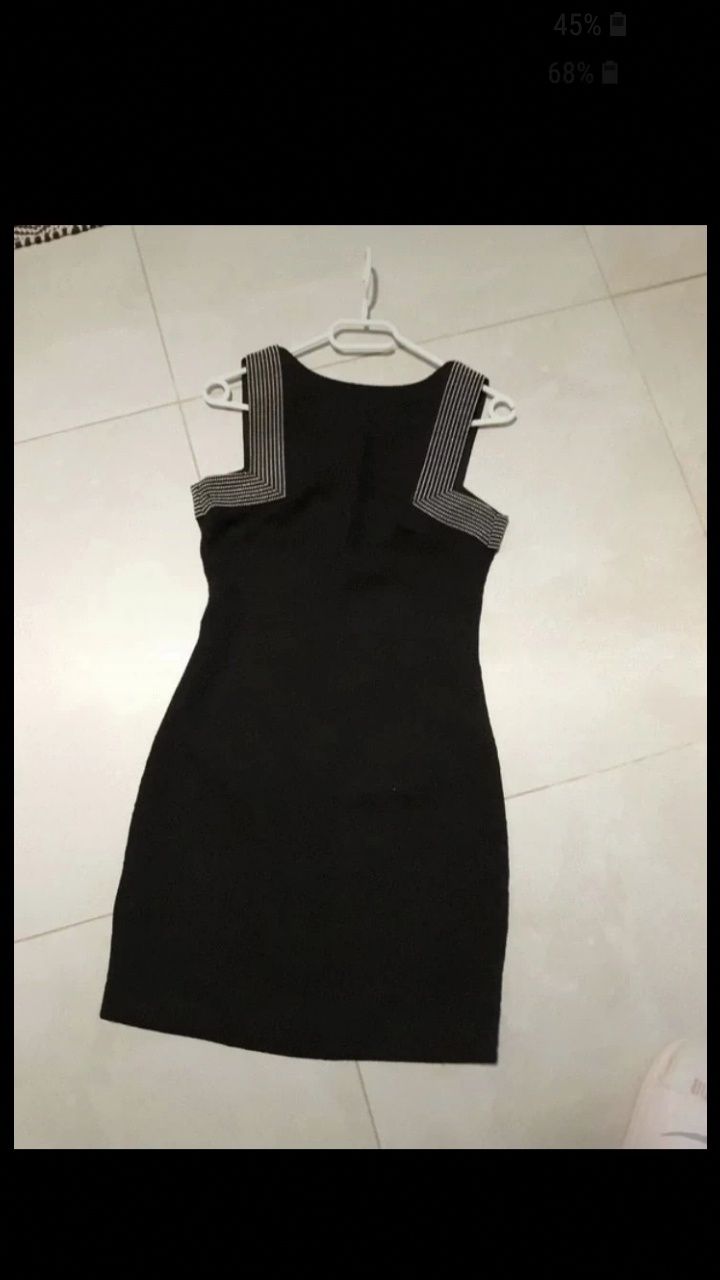 Dopasowana czarna damska sukienka mini marki mango roz S