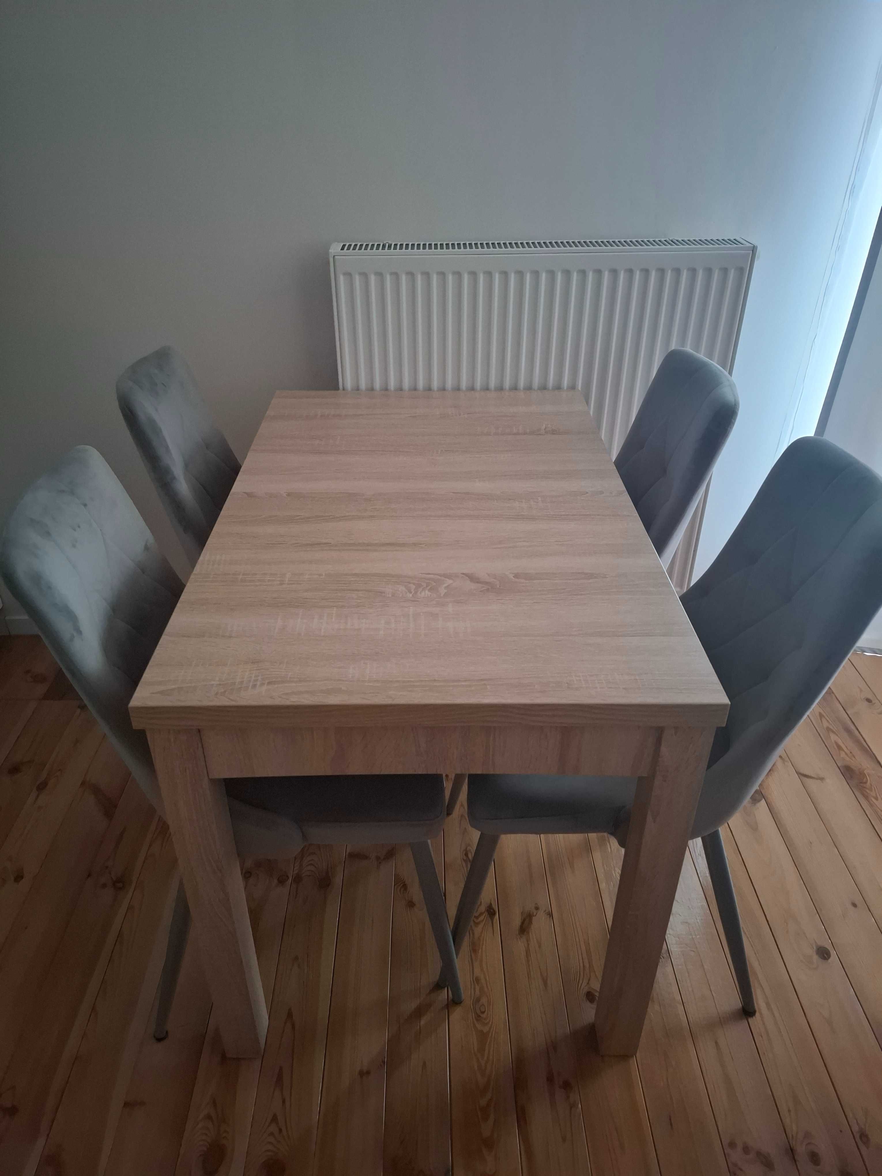 Komplet stół i cztery krzesła