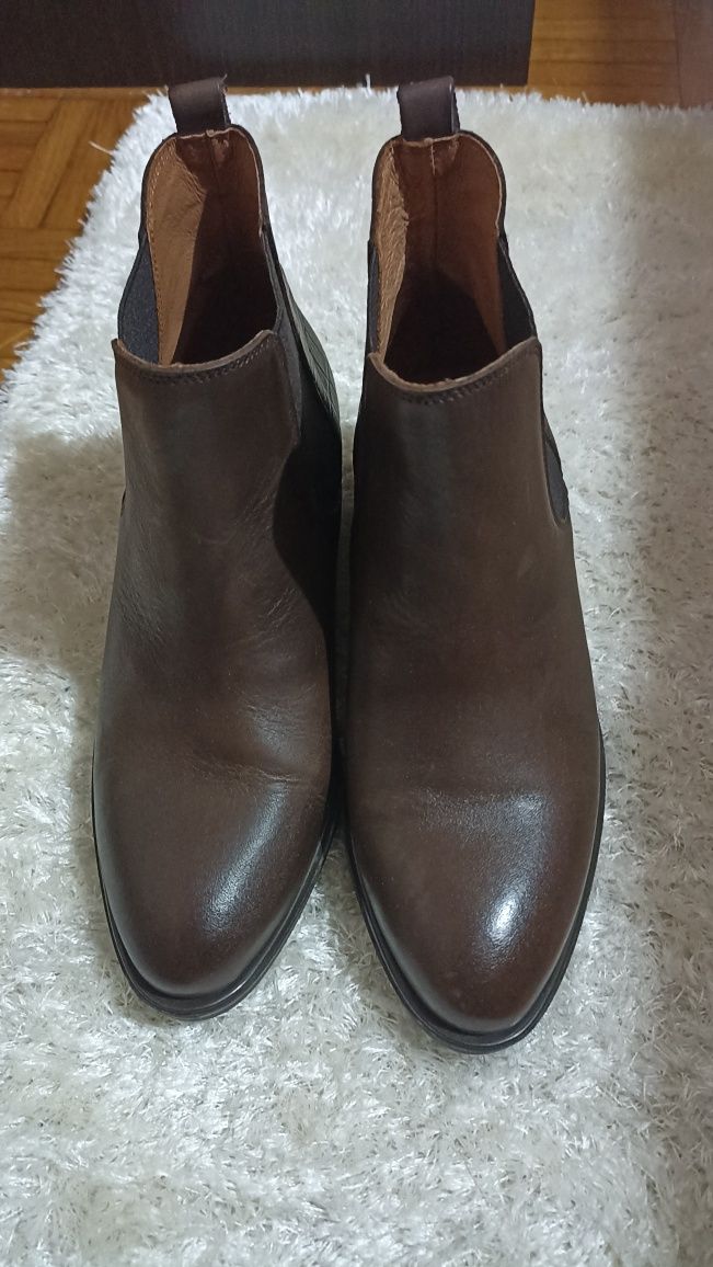 Botins castanhos em pele