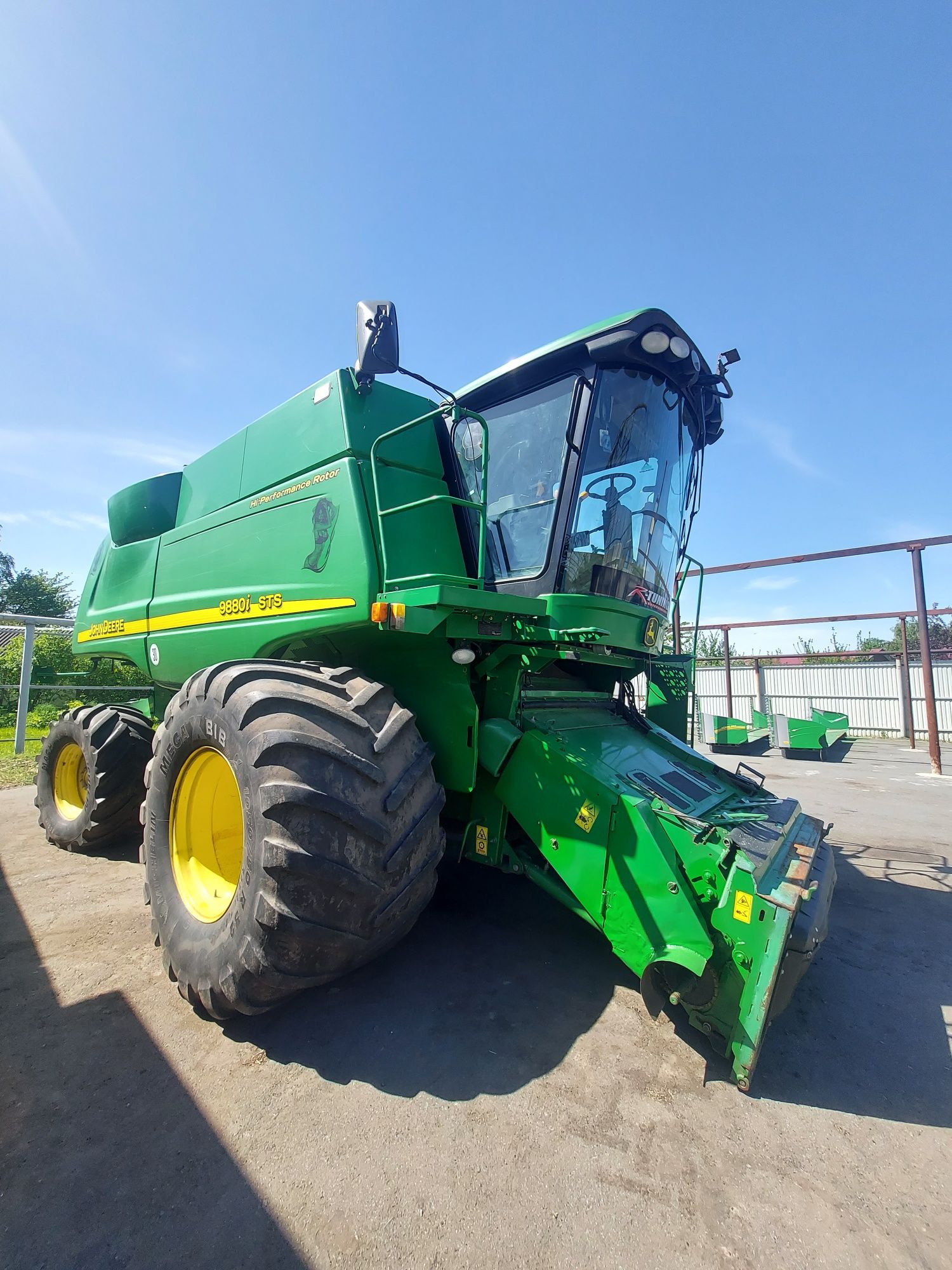 Комбайн зернозбиральний John Deere 9880i STS