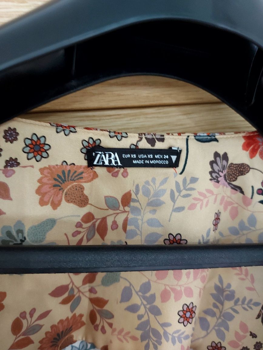 Zara modny stylowy kombinezon sukienka wzór roz Xs satynowa