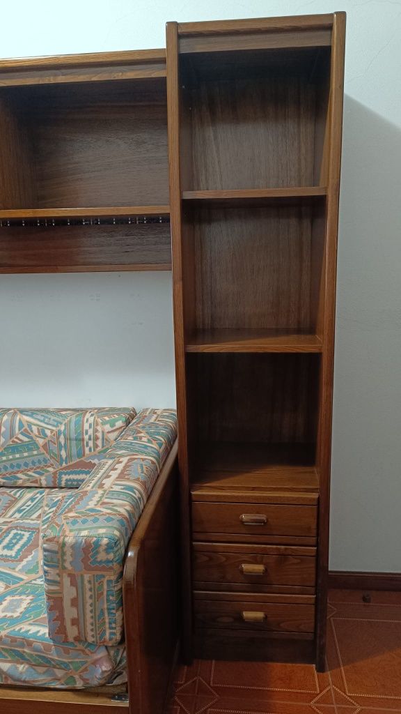 Estúdio com sofá cama armário e livreiro