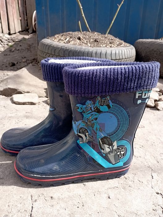 Продам резиновые сапожки на мальчика