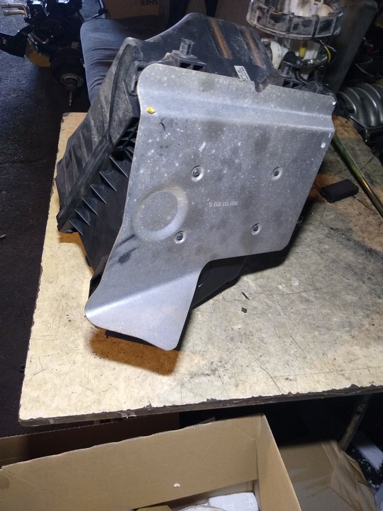 Obudowa filtra powietrza audi a4 b6 2.0fsi oryginał