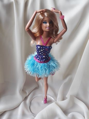 Lalka Barbie Fashionistas stojak dla lalek