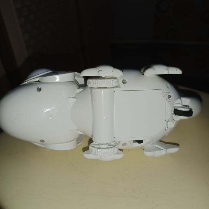 Робот хамелеон на пульте