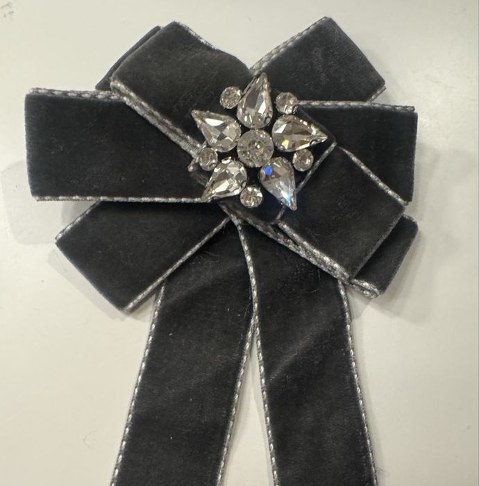 Nowa, elegancka szara broszka okazja