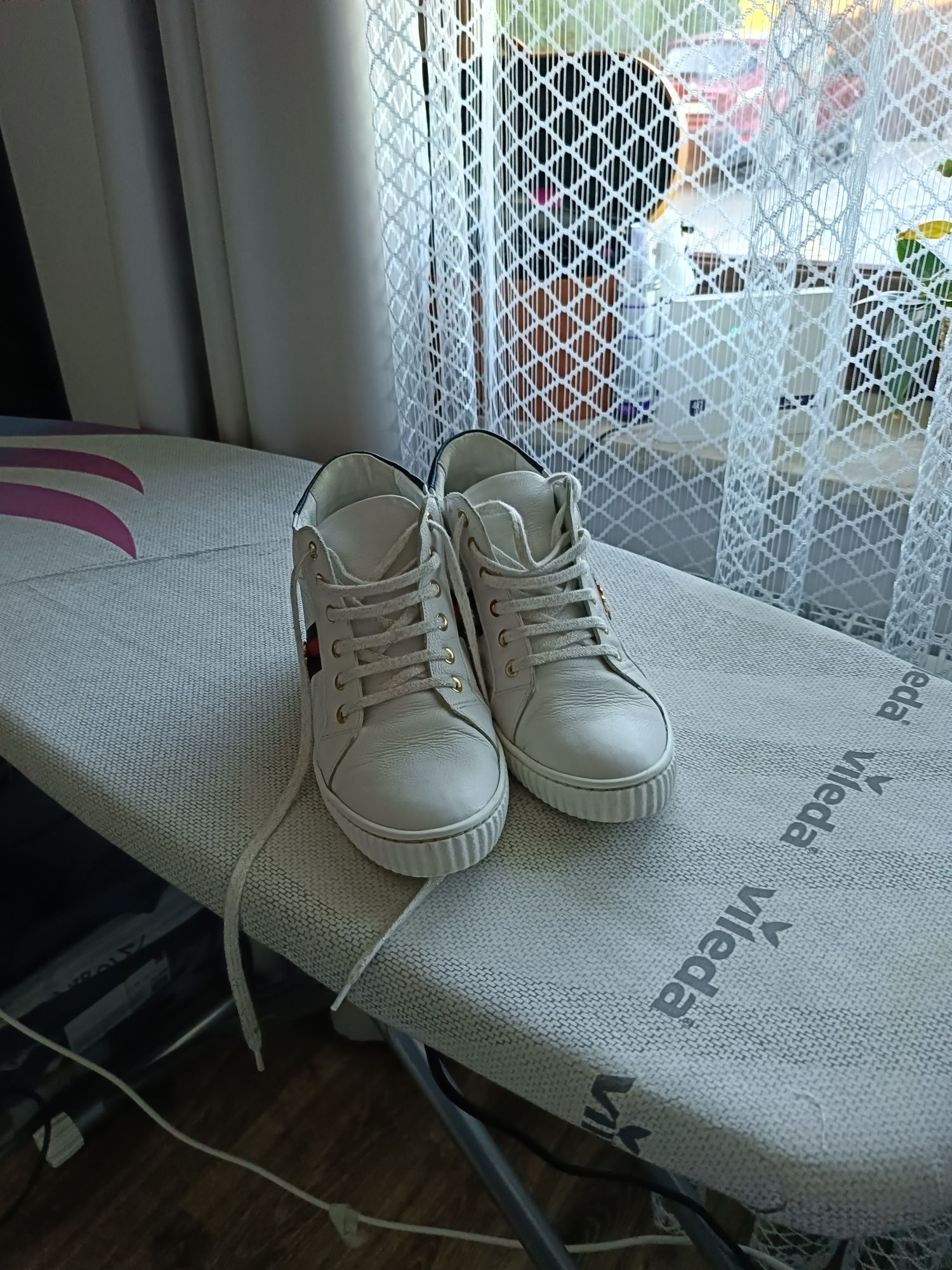 Buty skórzane z ukrytym koturnem