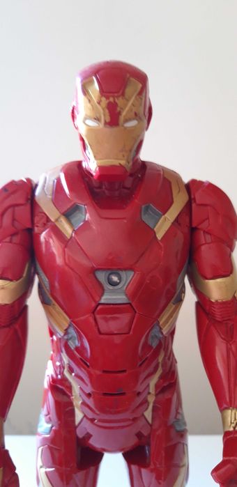 Figura Iron Man, Avengers com sons e palavras